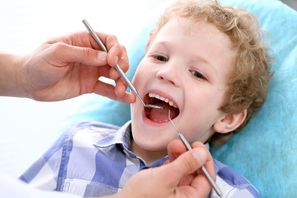 ¿Cuándo debe acudir un niño al odontólogo?
